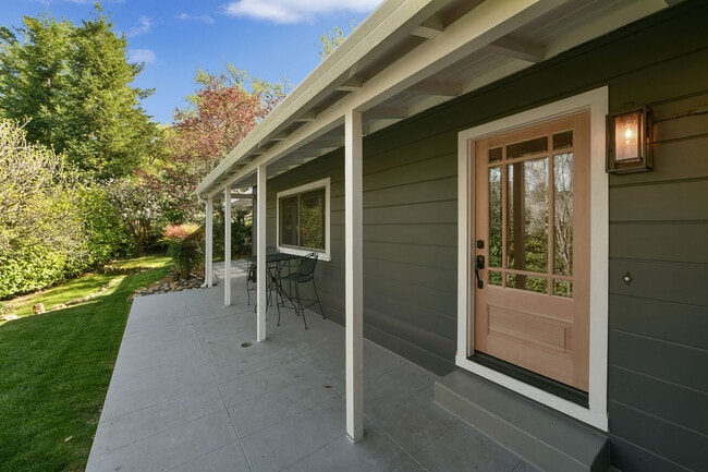 Photo - 925 Hawthorn Dr House