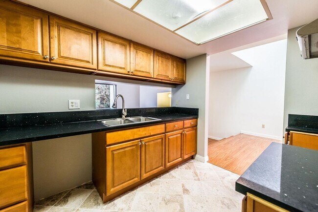 Foto del edificio - Modern Style 3 Bed / 3 Bath Townhouse + Bonus Room in North Alhambra!