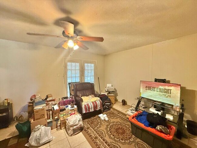 Building Photo - Coming soon! 4 bedrooms 1.5 bathrooms!