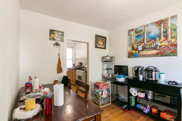 Building Photo - 1622 W Sherwin Ave