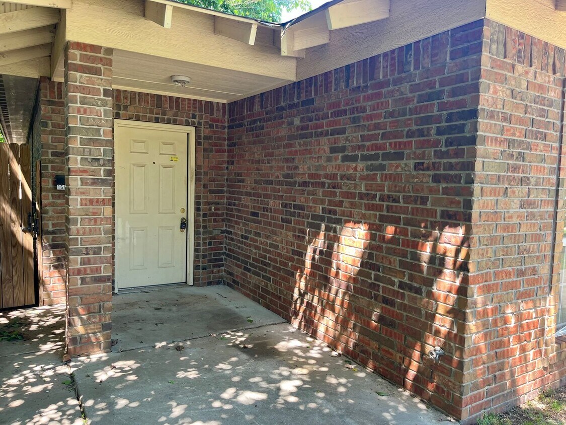 Building Photo - Spacious 2 Bed 2 Bath Duplex in a Great Lo...
