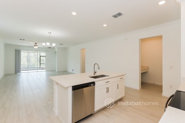 Building Photo - 14126 17 Ct E