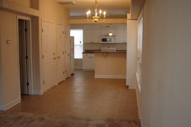 Building Photo - Beautiful Town Home in Tucker Creek