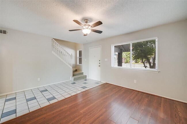 Foto del edificio - 5913 Little Creek Trail