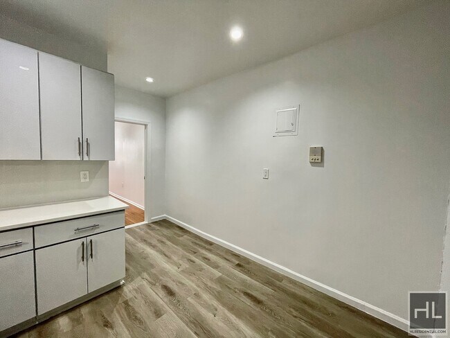 Building Photo - Large pet-friendly duplex studio with 2 ba...