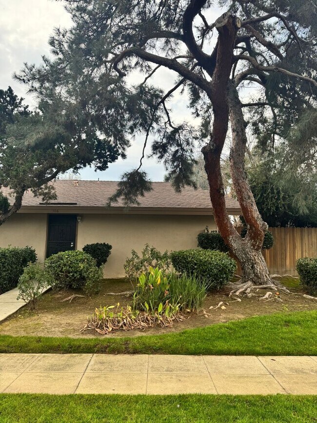 Building Photo - 4814 E Rialto Ave