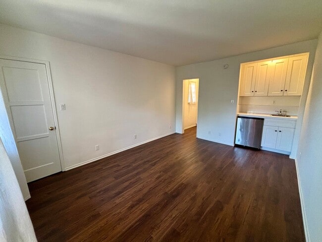 Building Photo - Sunset Drive, 4363-4377