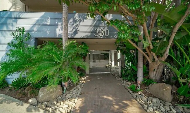 Foto del edificio - 330 S Barrington Ave