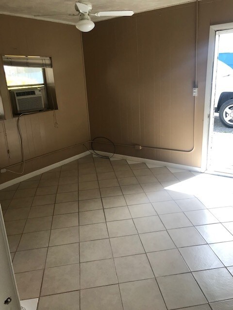 Building Photo - 613 E Murray Dr