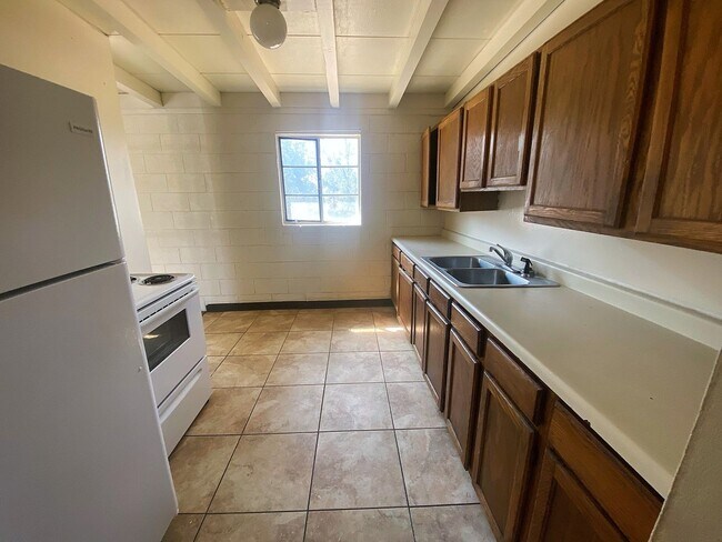 Foto del edificio - Nice 4 Bedroom 1 Bath home with enclosed b...