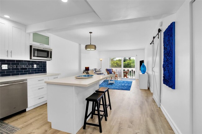 Foto del edificio - 100 Edgewater Dr