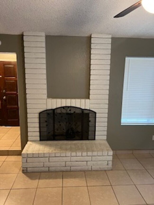 Foto del edificio - Southwest Bakersfield Home with Pool