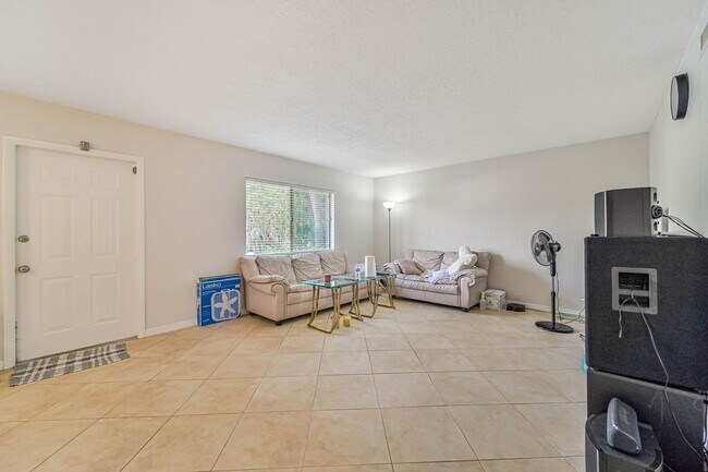 Building Photo - 4633 Bayshore Dr
