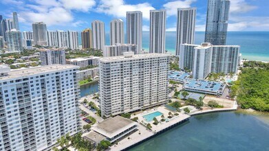 Building Photo - 300 Bayview Dr