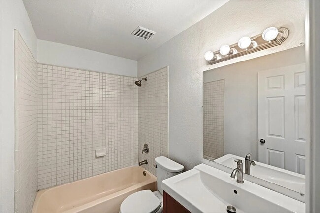 Building Photo - "Charming 1-Bed Oasis with Hardwood Elegan...