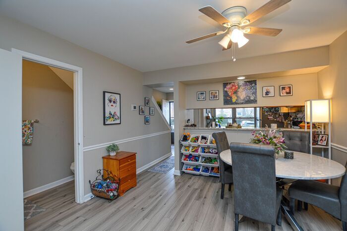 Foto del edificio - Carmel Crossing Road offers amazing townhome!