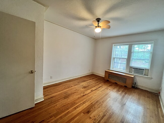 Building Photo - 2546 Central Dr