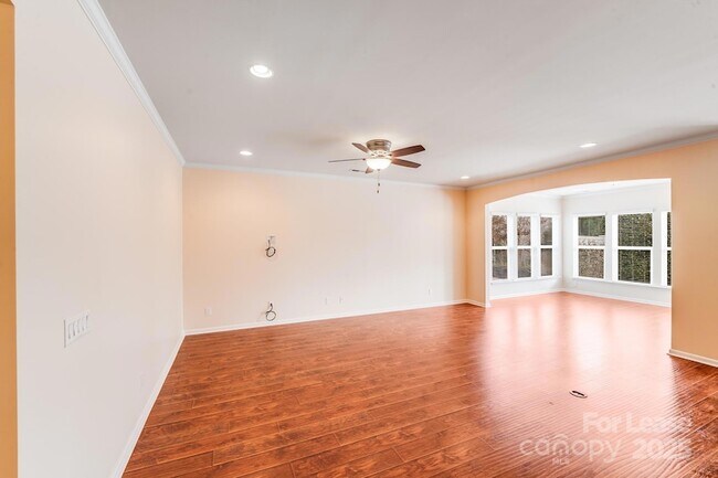 Foto del edificio - 7012 Kitty Hawk Ln