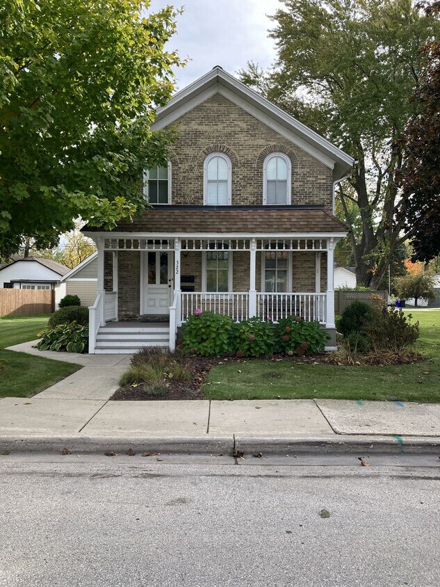 322 Oakton Ave Unit 322Upper, Pewaukee, WI 53072 Apartments in