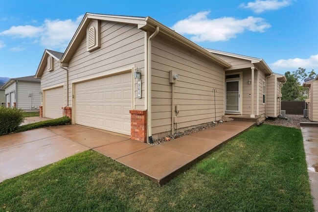 Building Photo - Updated 3BR Condo w/ Vaulted Ceilings + 2-...
