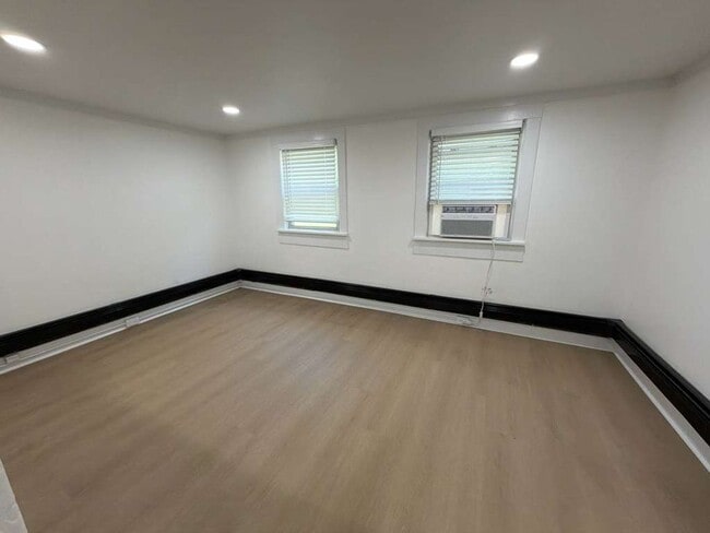 Building Photo - 1 bed/1.5 bath * Great Apt For RWJMS/Rutgers * Students Walk to New Brunswick/Highland Park Night...