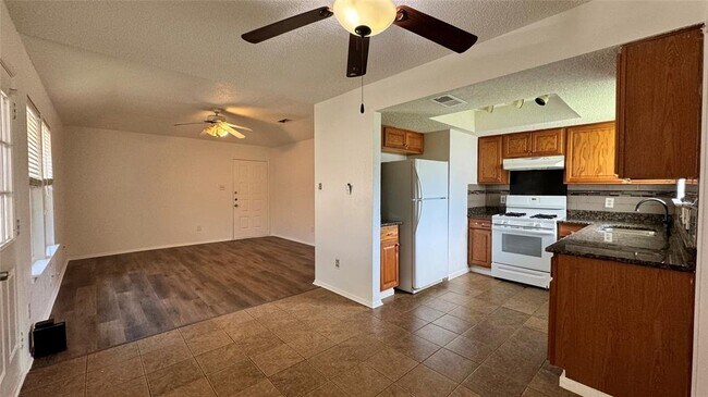Building Photo - 2703 Sunny Ln