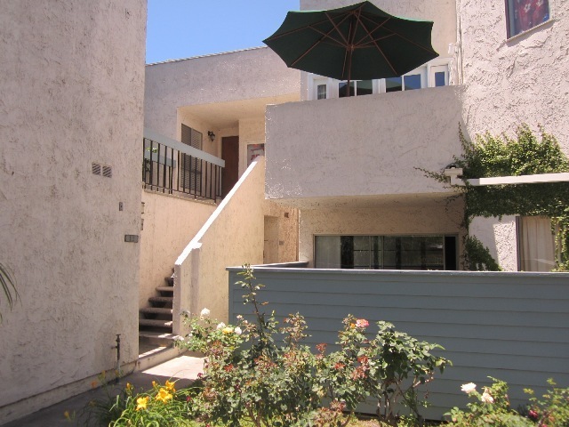 Building Photo - Gated 2+1.5 w/pool+spa, basketball crt, cl...