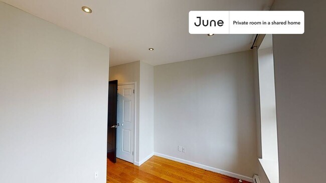 Foto del edificio - Private bedroom in 3 bed/1 bath Home