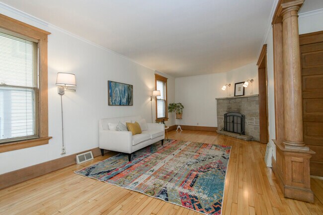 Foto del edificio - 523 W College Ave
