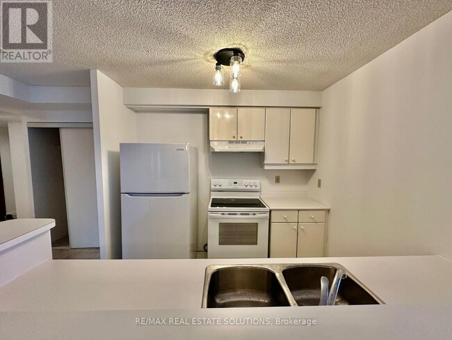 Building Photo - 10 Yonge St