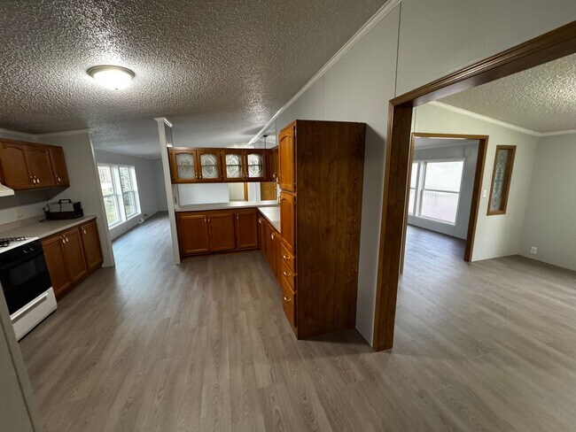 Foto del edificio - Very large yard great location a nice older doublewide Home