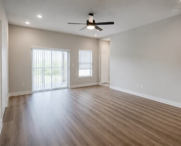 Foto del edificio - 818 Singleton Blvd