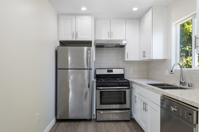 Foto del edificio - 8127 Corbin Ave