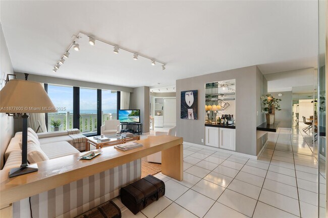 Foto del edificio - 1121 Crandon Blvd