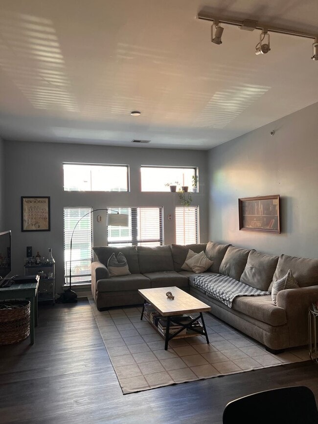 Building Photo - 2125 Southend Dr