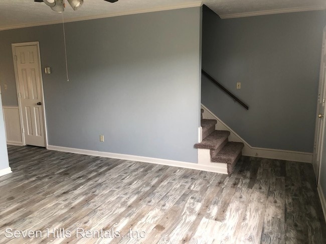 Building Photo - 309 Chateau Dr SE