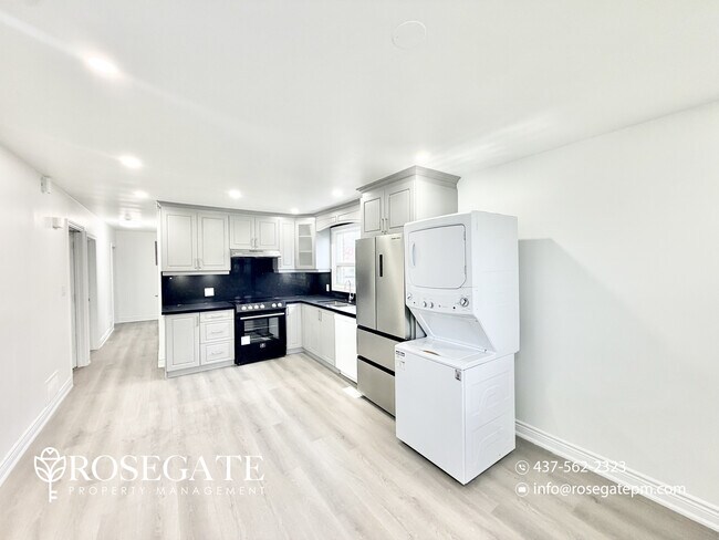 Photo du bâtiment - All-Inclusive 3-Bedroom Apartment with Balcony & In-Unit Laundry – Pet Friendly – Kitchener