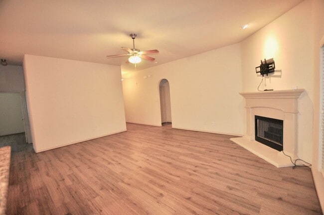 Foto del edificio - FOR LEASE! (Available October 20th) Spacio...