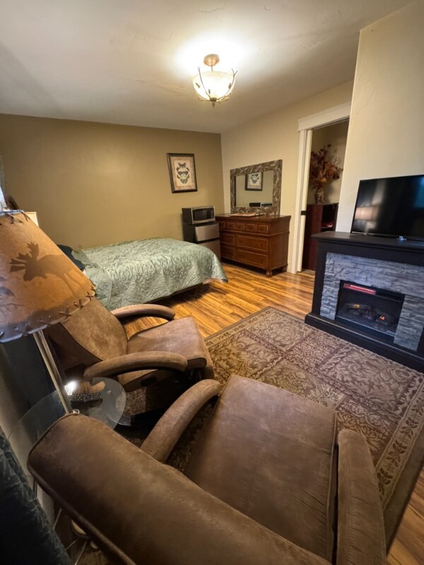 Foto principal - 433 8th Ave W