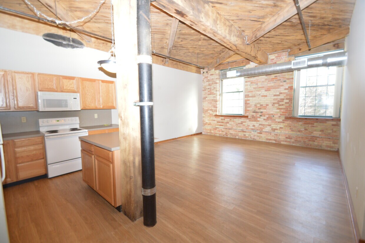 Primary Photo - 940 Monroe Ave NW