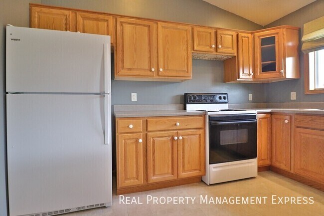 Building Photo - 3 Bed 2 Bath home with Double Garage