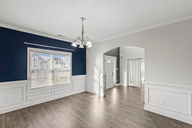 Foto del edificio - Gorgeous Home Offering Over 3000 HSF!