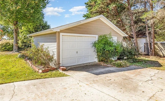 Building Photo - Charming ranch home 3 bedrooms and 2 bathrooms in Burlington w/ 5 garage spaces.