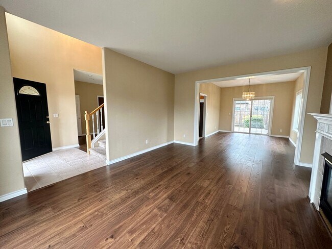 Building Photo - Beautiful 4 Bedroom 2.5 Bath Single Family...
