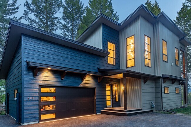 Building Photo - 608 Pine Pl