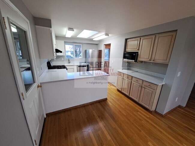 Building Photo - Wonderful 3 Bedroom, 1 Bath With Garage an...