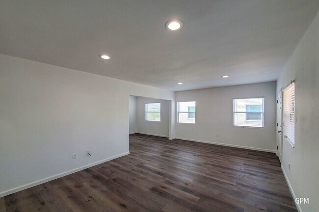 Building Photo - Newly Remodeled 2BR with Private Deck!
