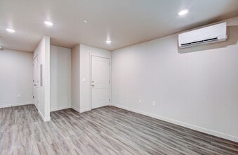 Building Photo - 404 NE 117th Ave