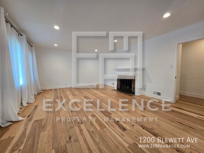 Foto del edificio - Spacious 4/2.5 With Solar, Pets Negotaible...