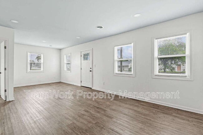 Building Photo - 3015 Azalea Dr
